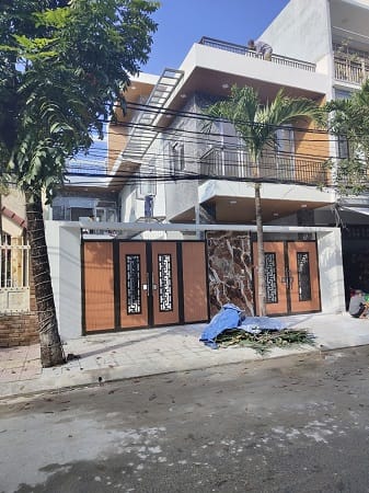 Mẫu cổng chính phụ bằng sắt sơn tĩnh điện giả gỗ