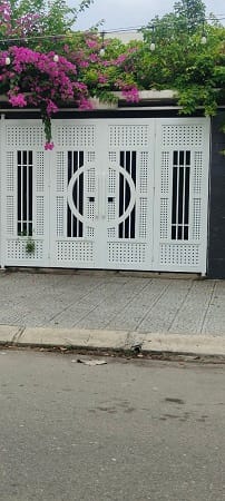 Mẫu cổng sắt 4 cánh 1 màu có hoa văn đẹp