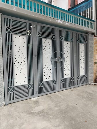 Mẫu cổng sắt 4 cánh hoa văn chấm bi