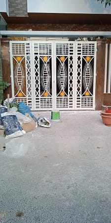 Mẫu cổng sắt 4 cánh hoa văn nghệ thuật