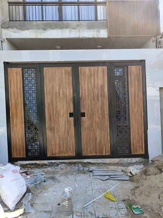 Mẫu cổng sắt 4 cánh sơn giả gỗ
