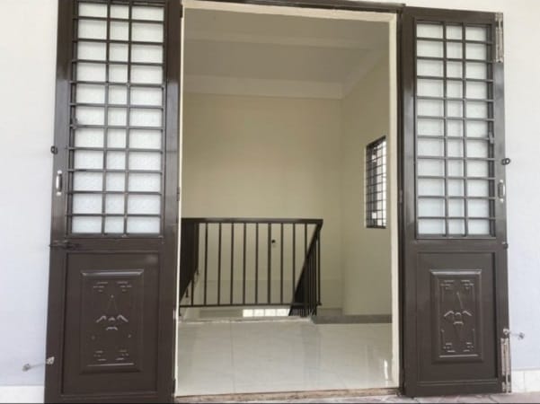 Mẫu cửa đi sắt cho phòng thờ