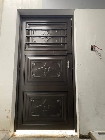 Mẫu cửa đi sắt có hoa văn
