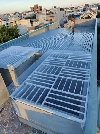 Mẫu lan can giếng trời có kính
